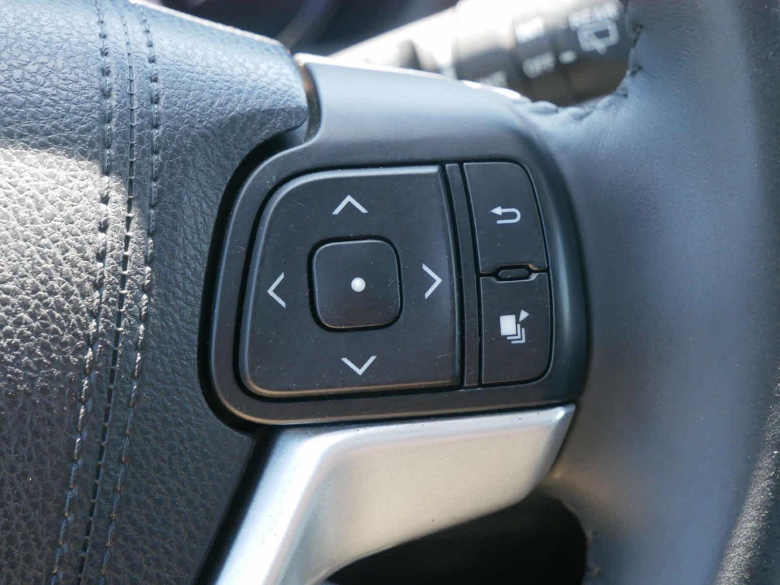 Vehicle image 21 of 33