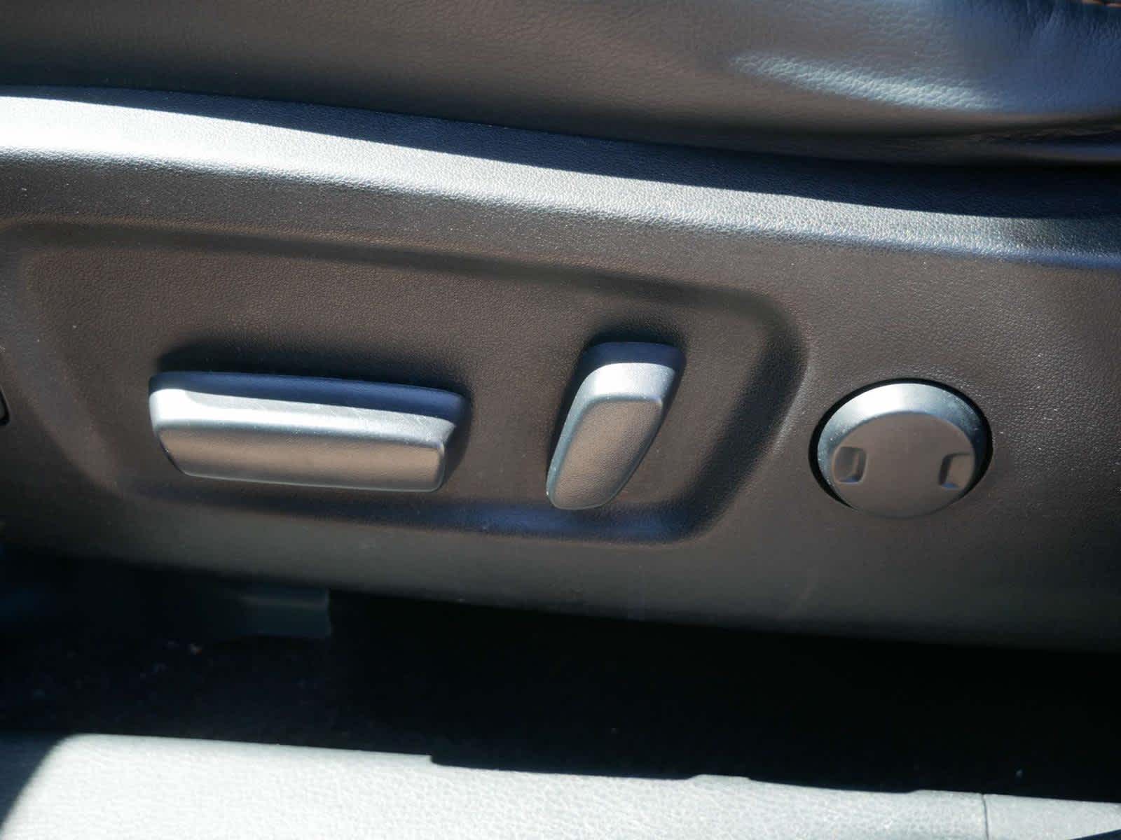 Vehicle image 17 of 33