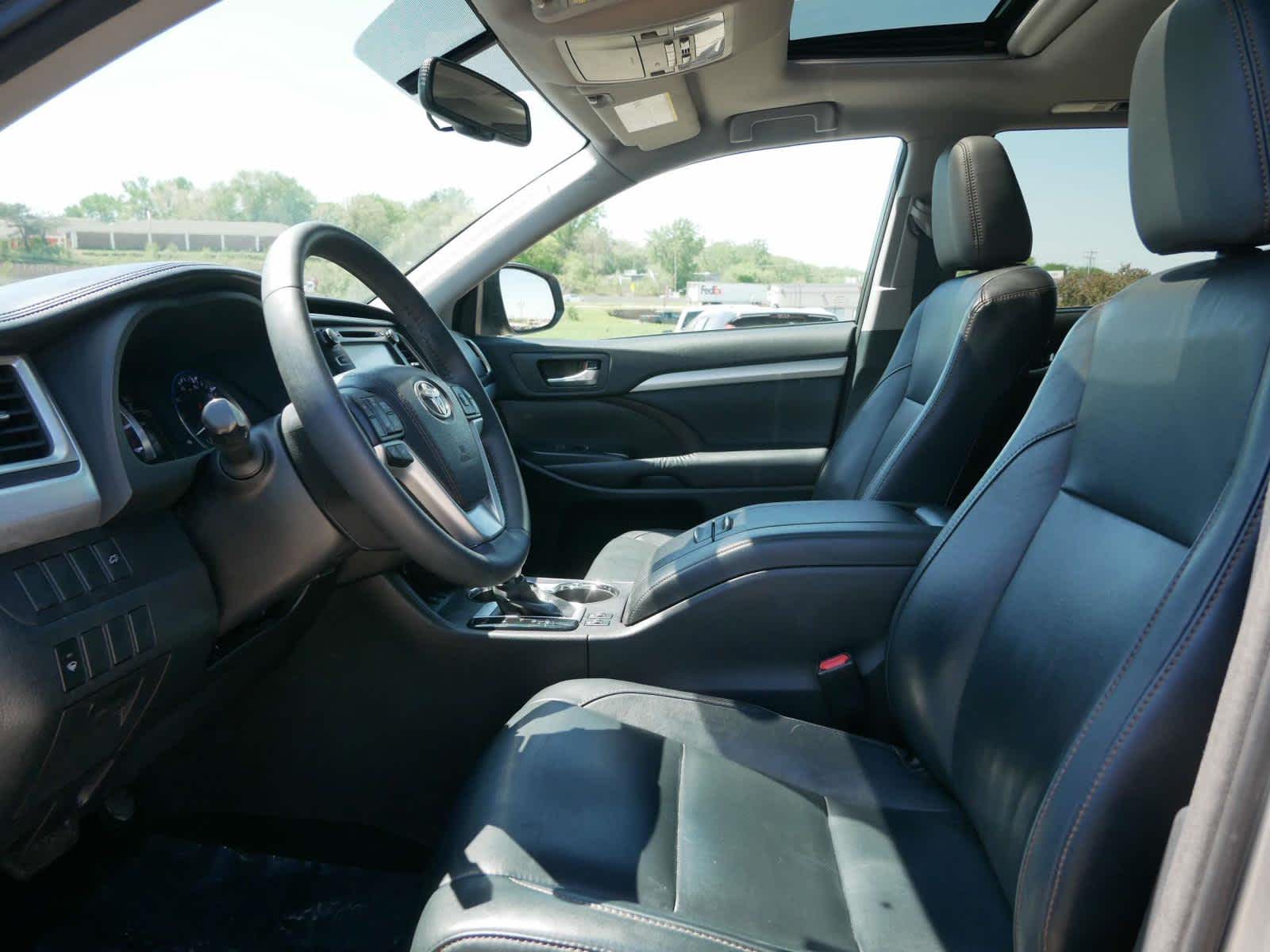 Vehicle image 10 of 33