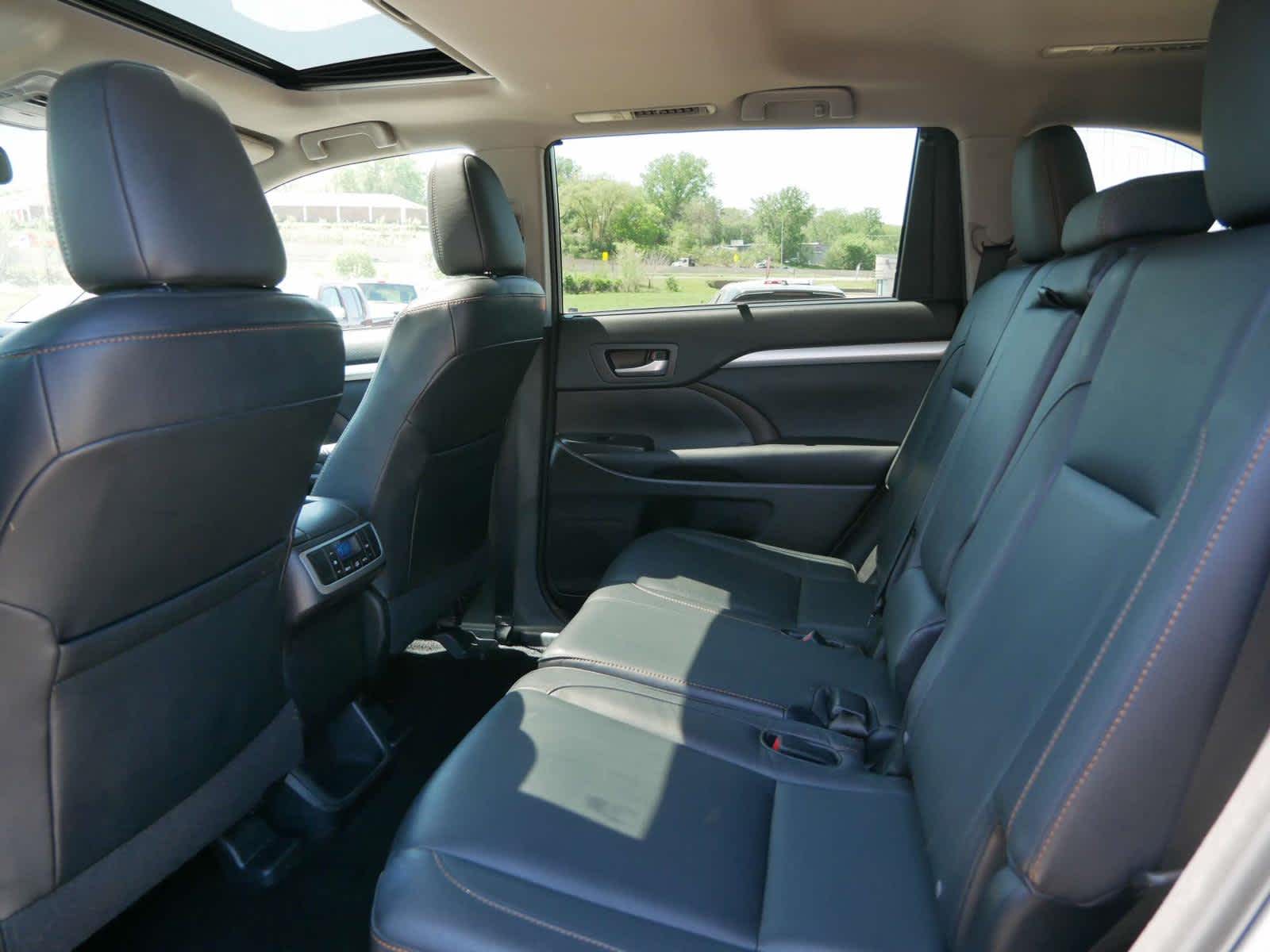 Vehicle image 11 of 33
