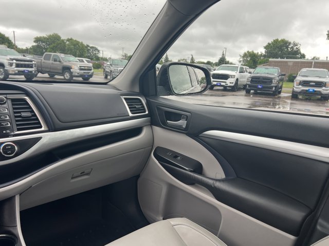 Vehicle image 14 of 28
