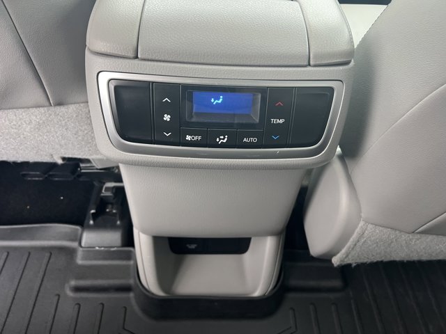 Vehicle image 23 of 28
