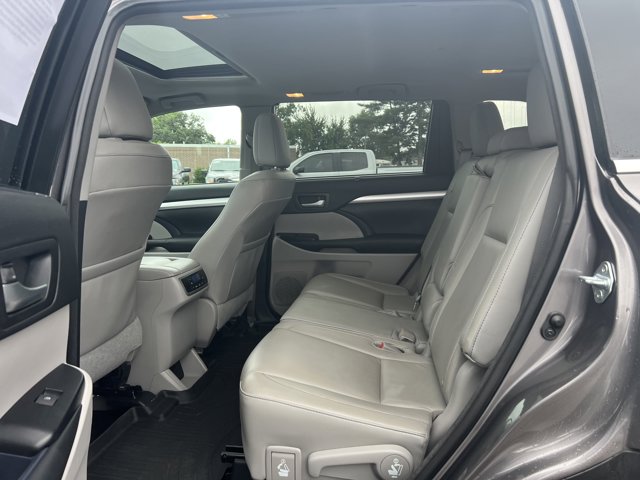 Vehicle image 11 of 28