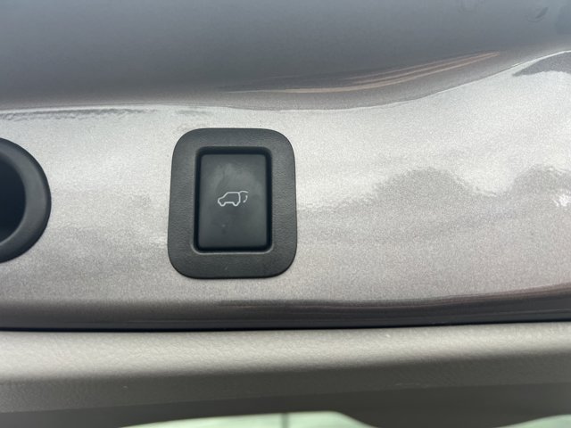 Vehicle image 26 of 28