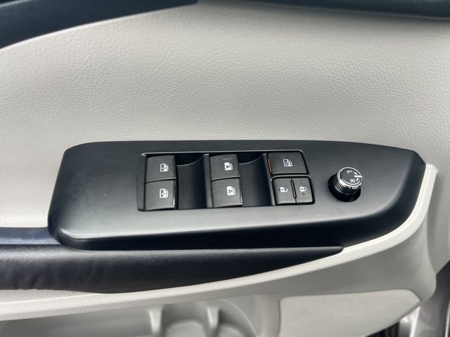 Vehicle image 25 of 28