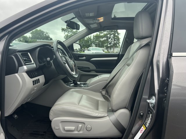 Vehicle image 12 of 28