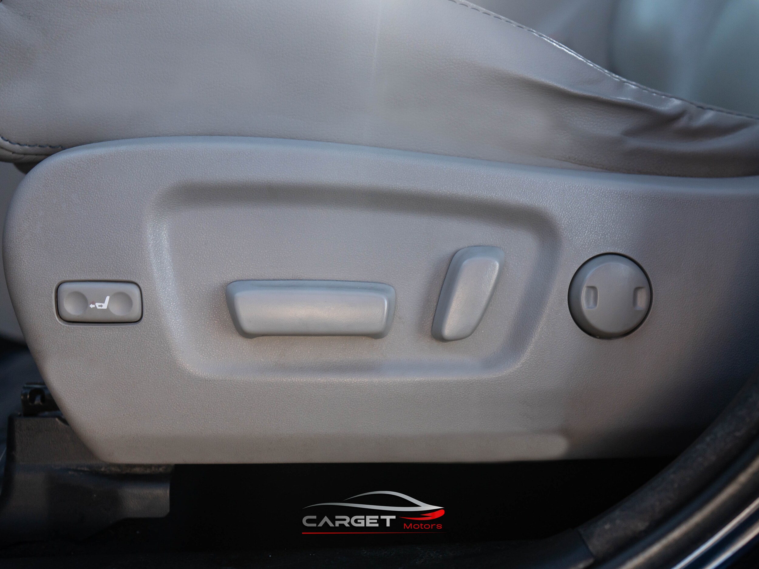 Vehicle image 33 of 46