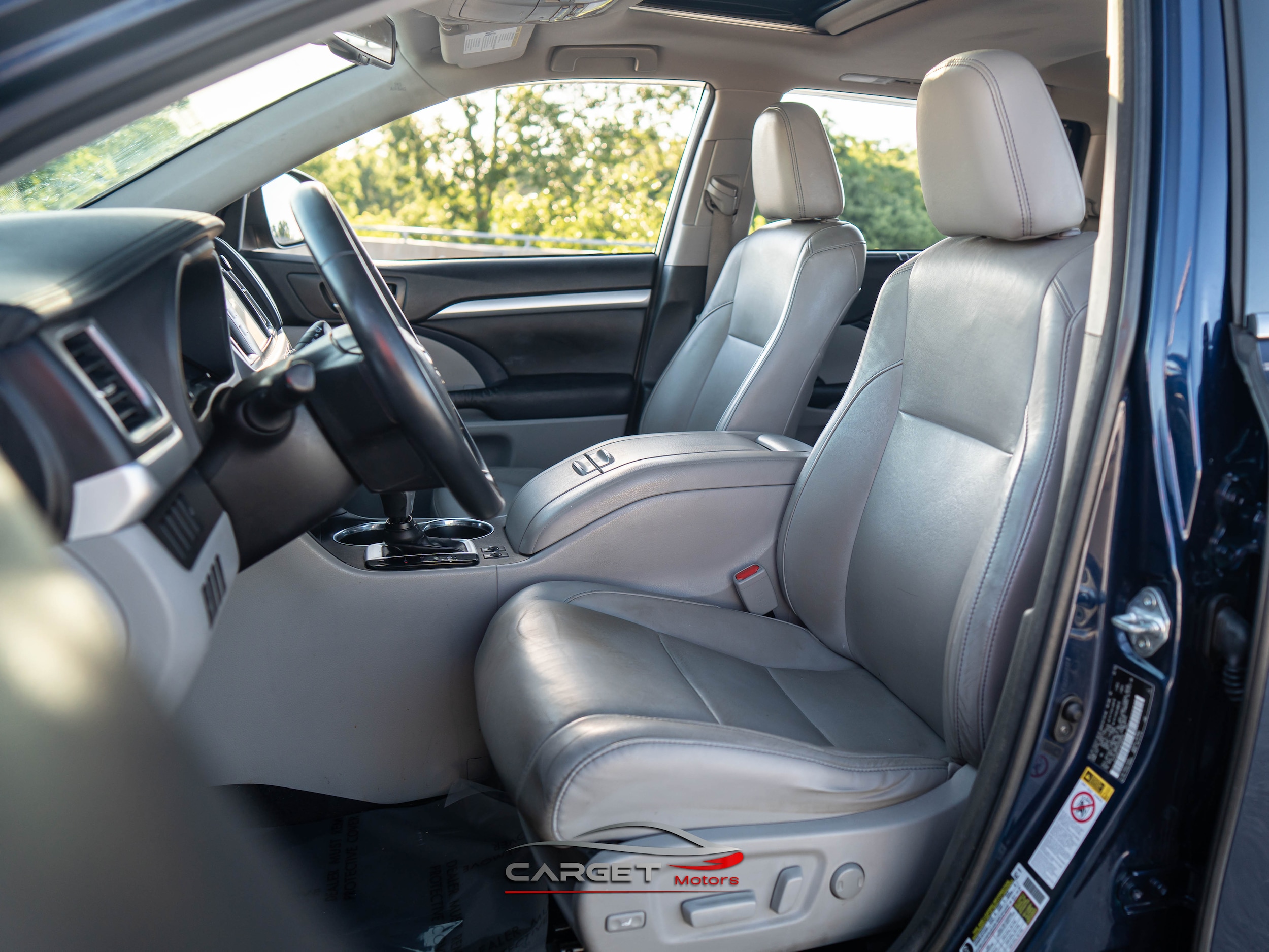 Vehicle image 14 of 46