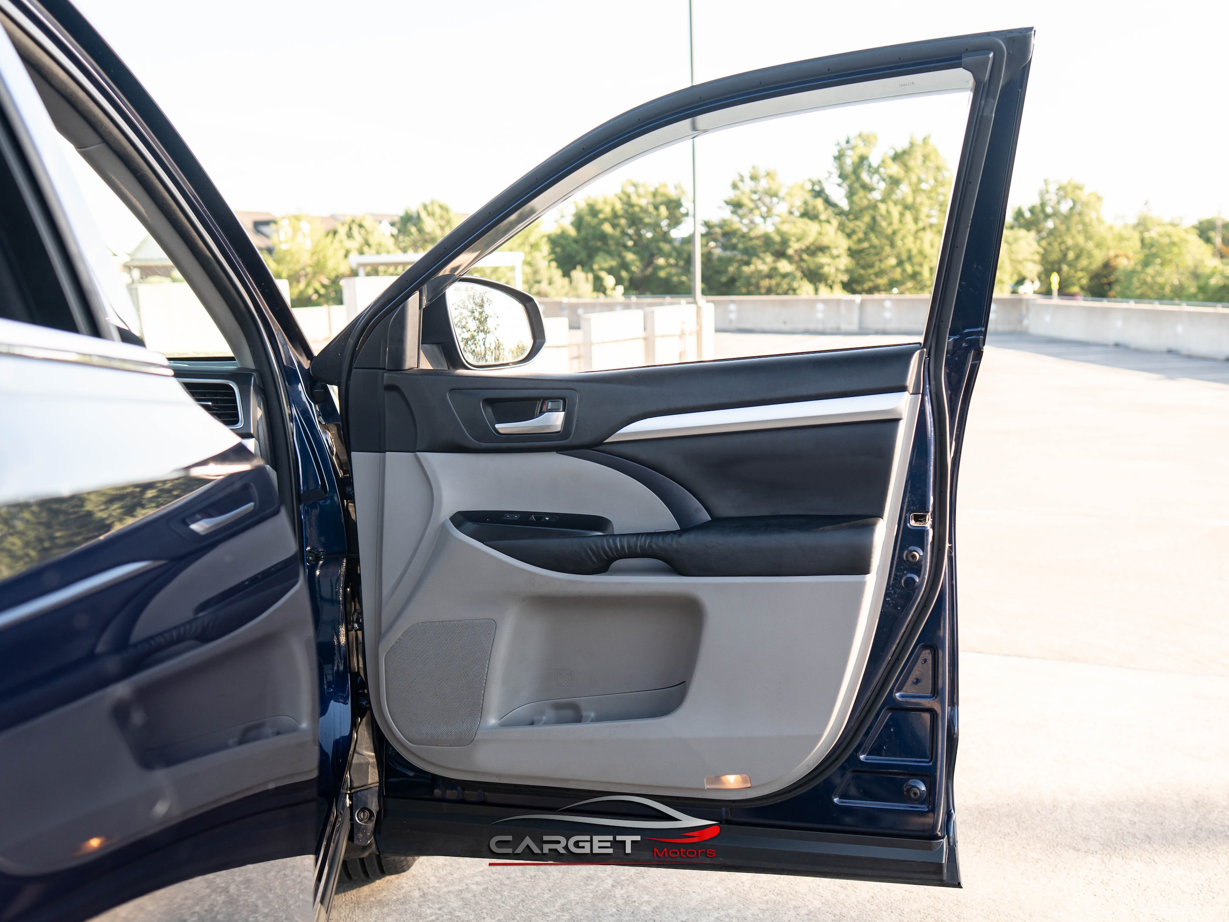 Vehicle image 36 of 46