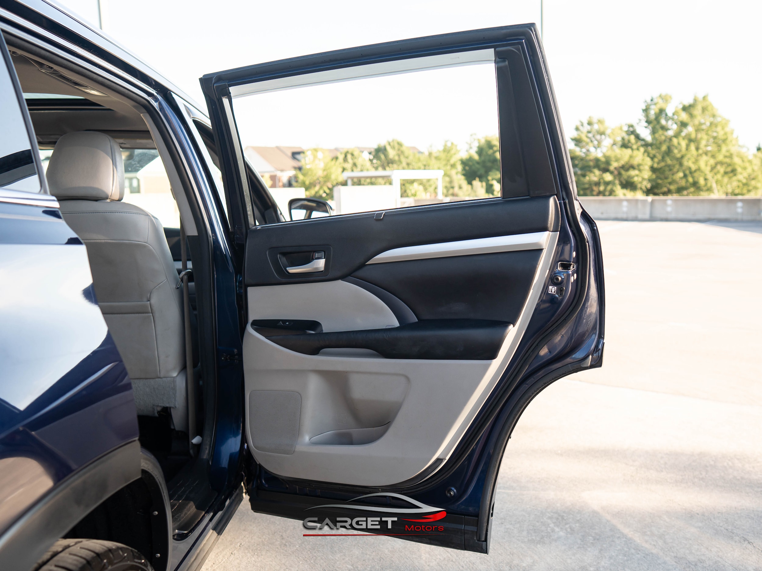 Vehicle image 38 of 46