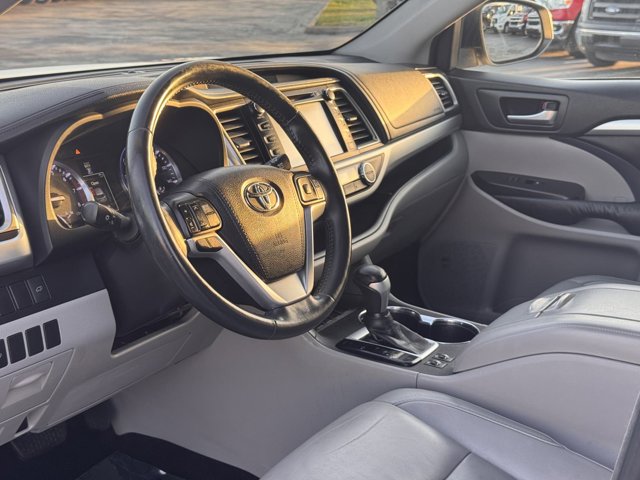 Vehicle image 10 of 27