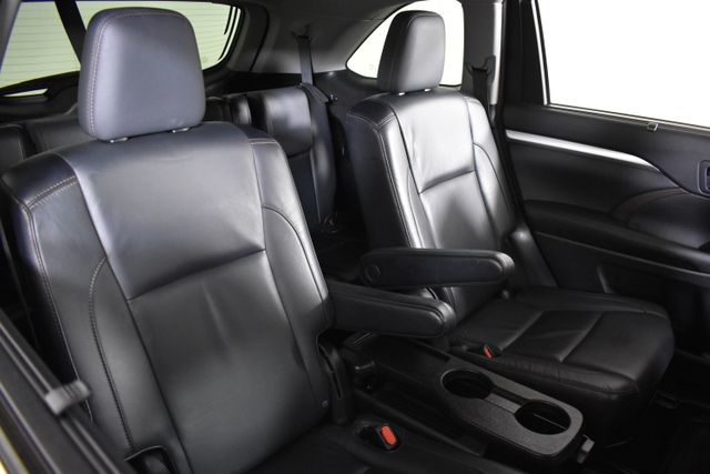 Vehicle image 16 of 30