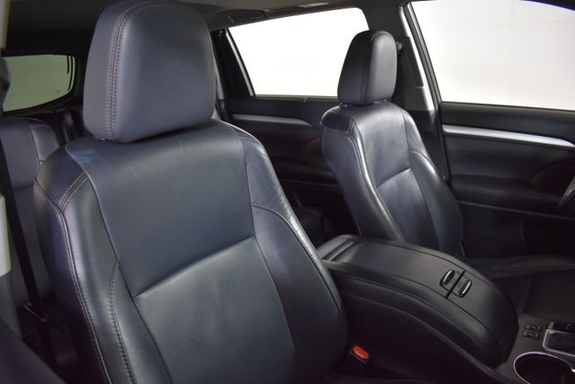 Vehicle image 17 of 30