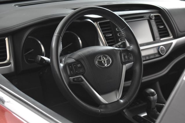 Vehicle image 19 of 30