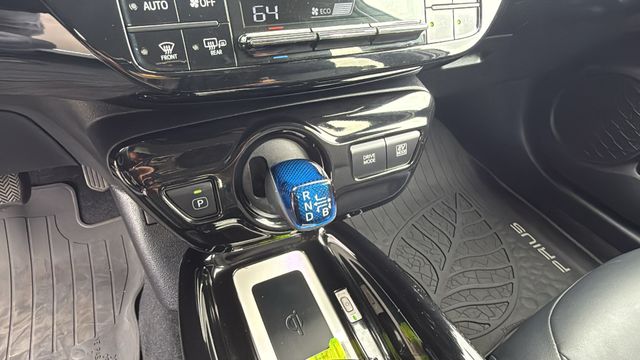 Vehicle image 14 of 30