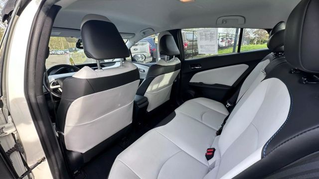 Vehicle image 23 of 32