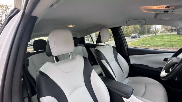 Vehicle image 31 of 32