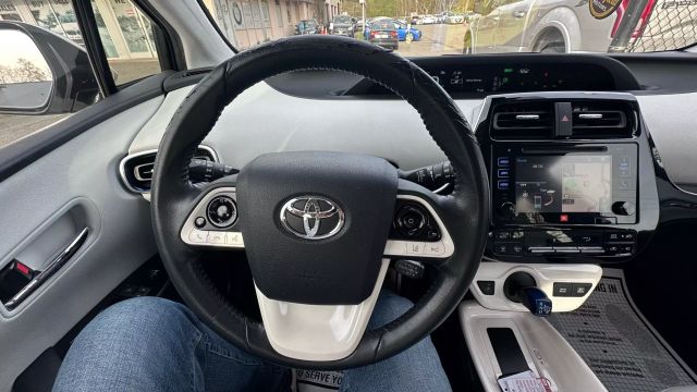 Vehicle image 11 of 32