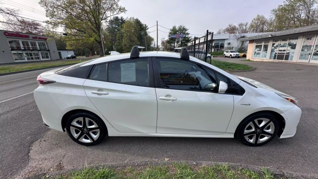 Vehicle image 4 of 32