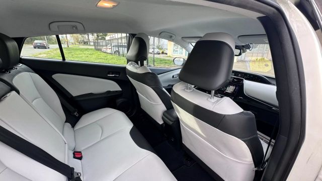 Vehicle image 28 of 32
