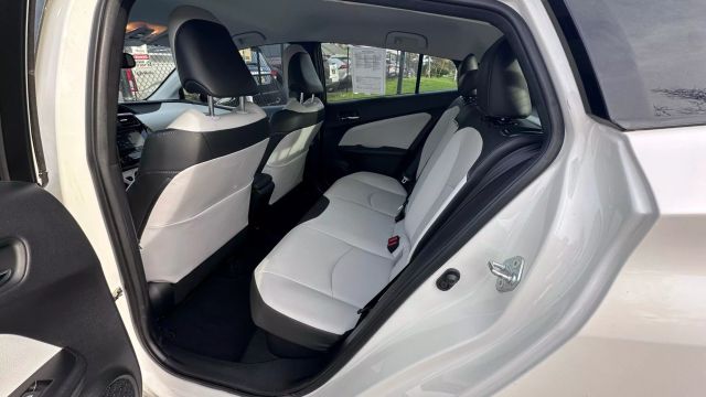 Vehicle image 22 of 32