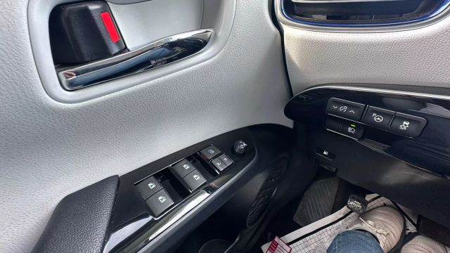 Vehicle image 17 of 32