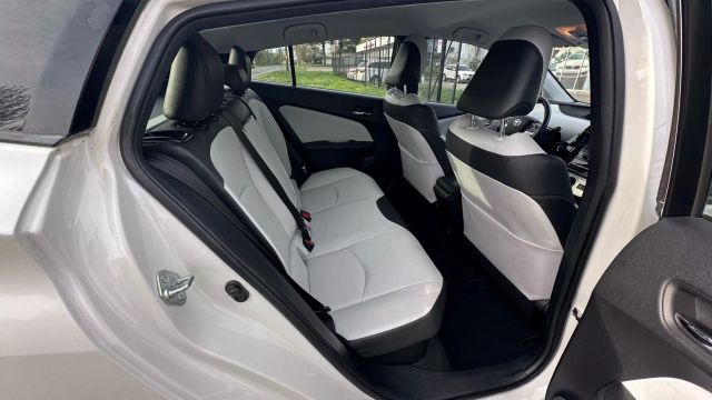 Vehicle image 27 of 32