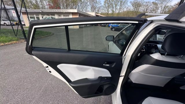 Vehicle image 26 of 32