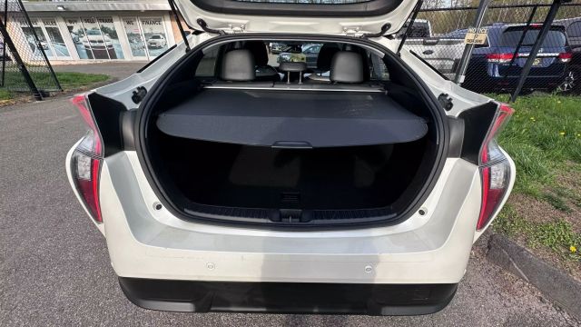 Vehicle image 10 of 32