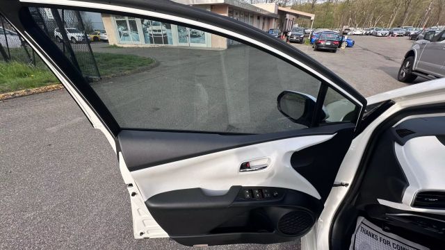 Vehicle image 21 of 32