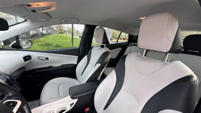 Vehicle image 20 of 32