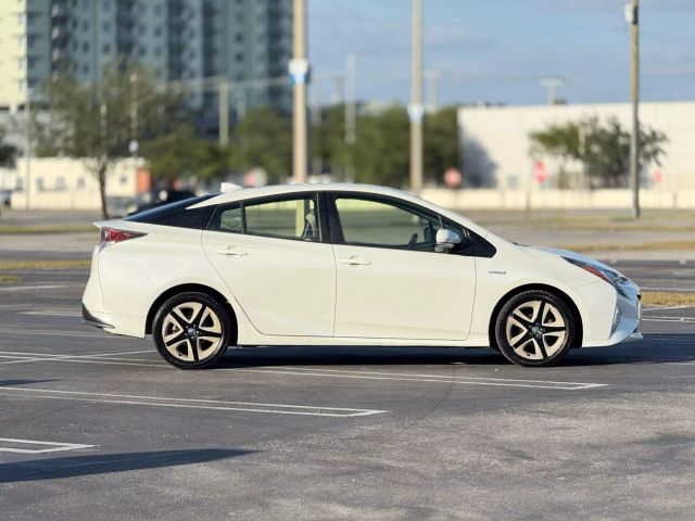 Vehicle image 4 of 14