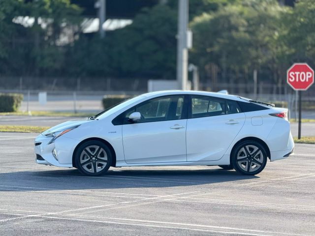 Vehicle image 8 of 14