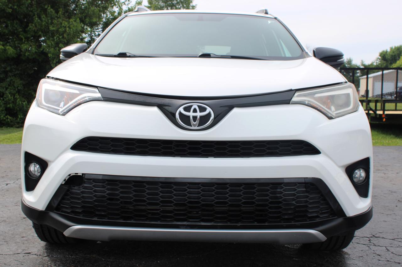 2016 Toyota RAV4 SE Image 2 of 46