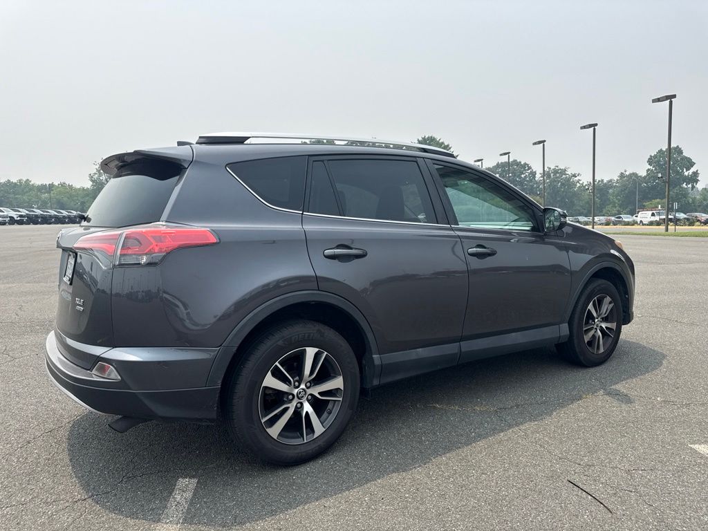 2016 Toyota RAV4 XLE Image 3 of 5