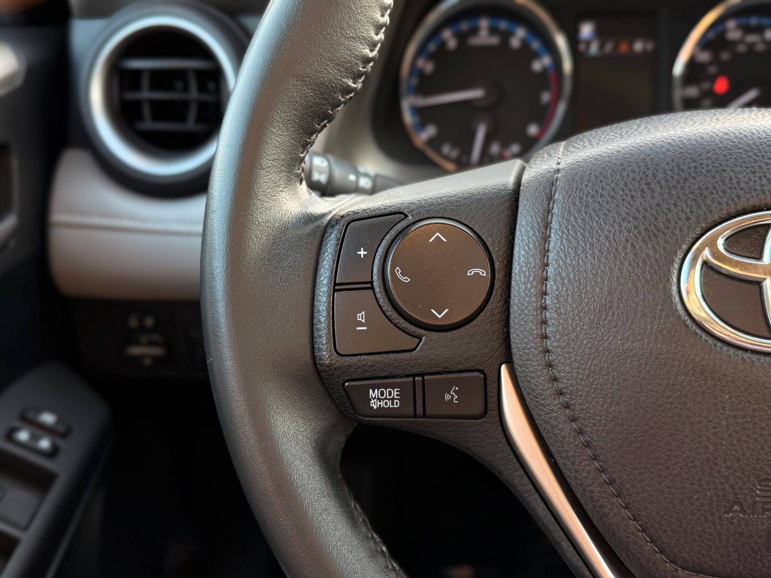 Vehicle image 28 of 30