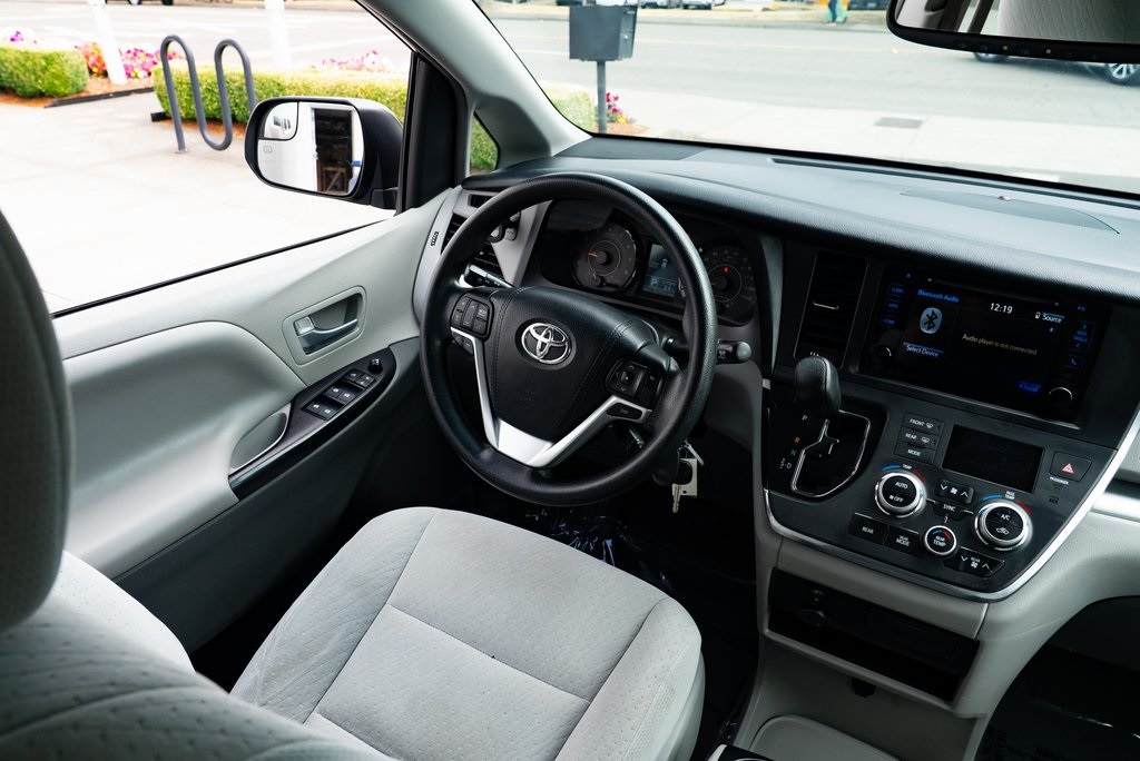 Vehicle image 17 of 26