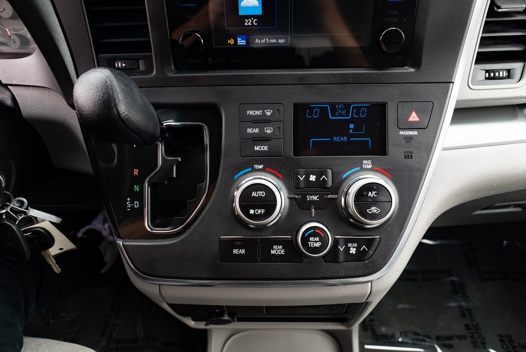 Vehicle image 24 of 26
