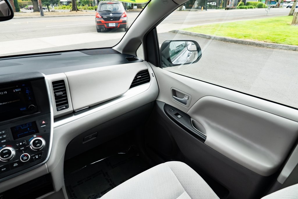 Vehicle image 18 of 26
