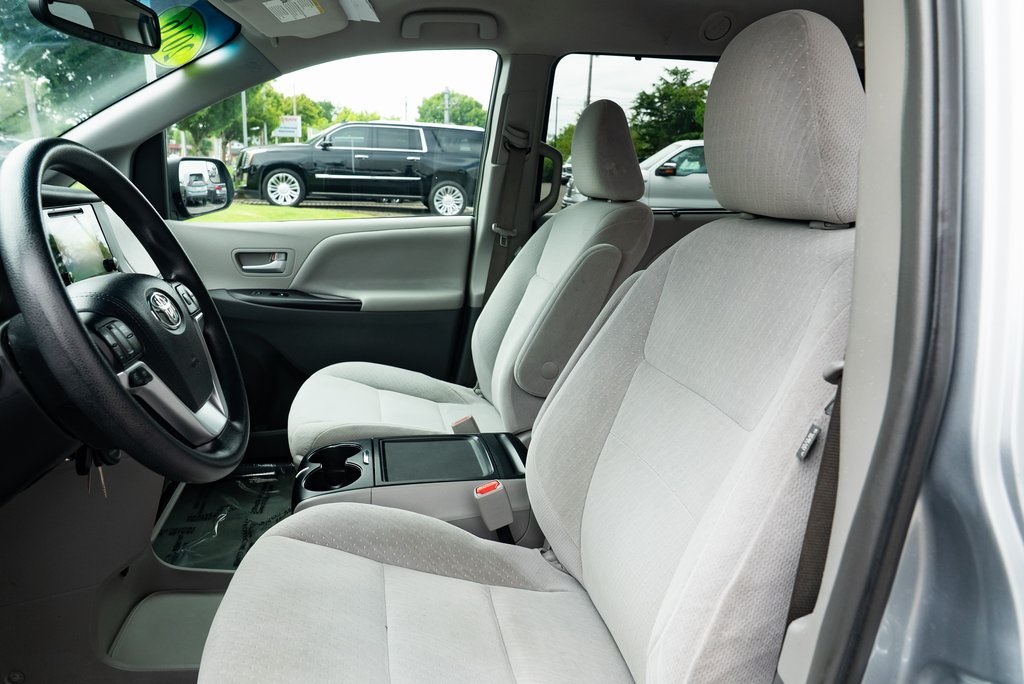 Vehicle image 11 of 26