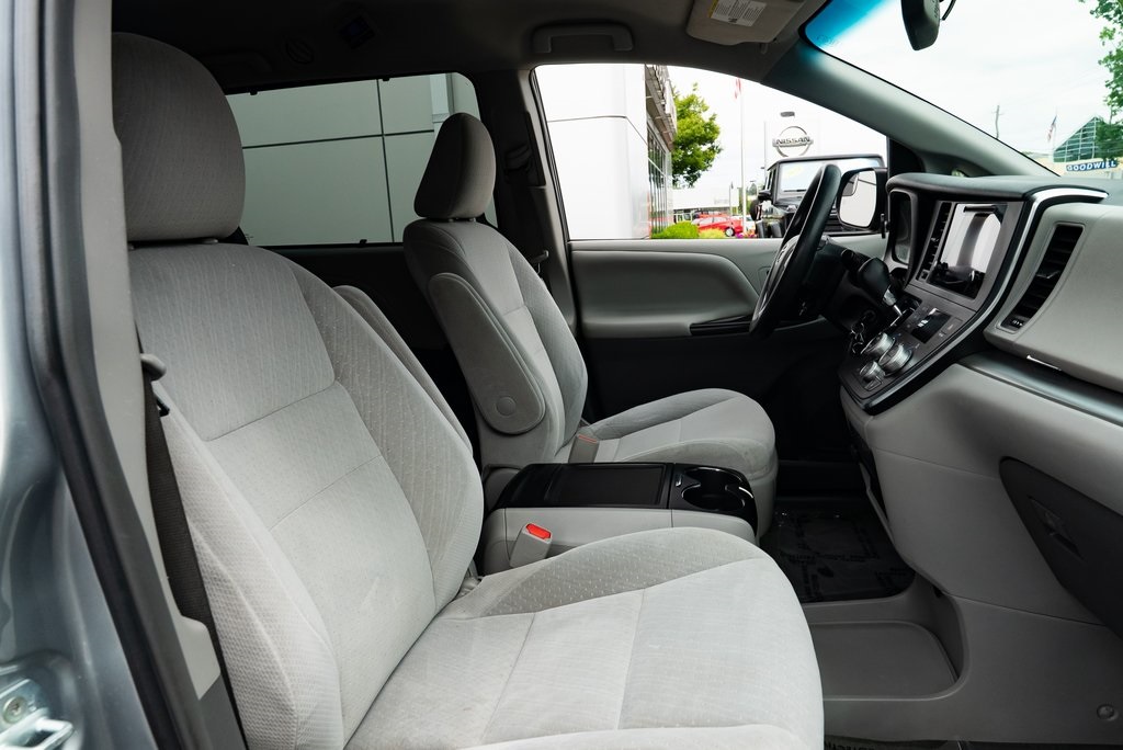 Vehicle image 13 of 26