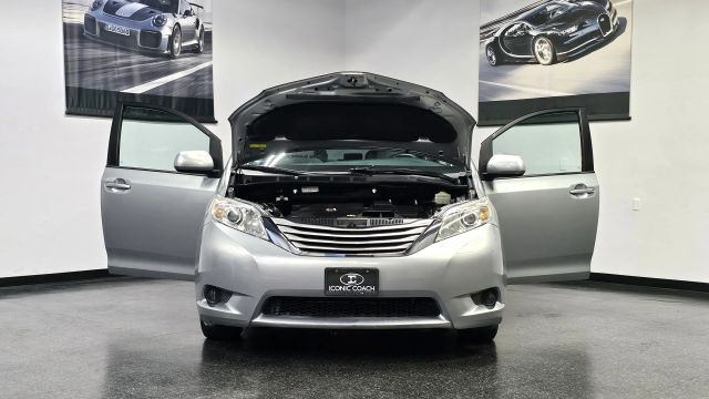 2016 Toyota Sienna LE Image 3 of 37
