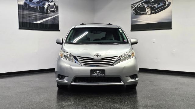 2016 Toyota Sienna LE Image 2 of 37