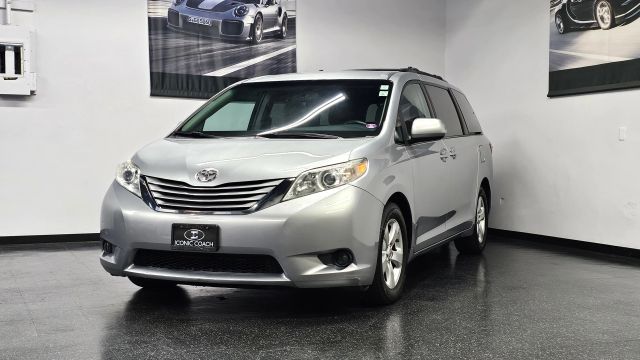 2016 Toyota Sienna LE Image 1 of 37