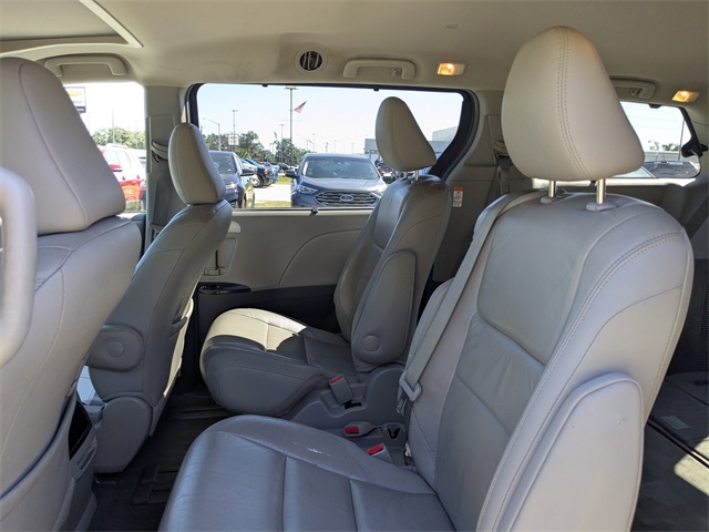 2016 Toyota Sienna XLE Image 12 of 31
