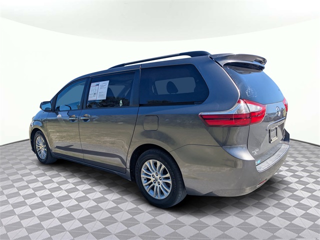 2016 Toyota Sienna XLE Image 8 of 31