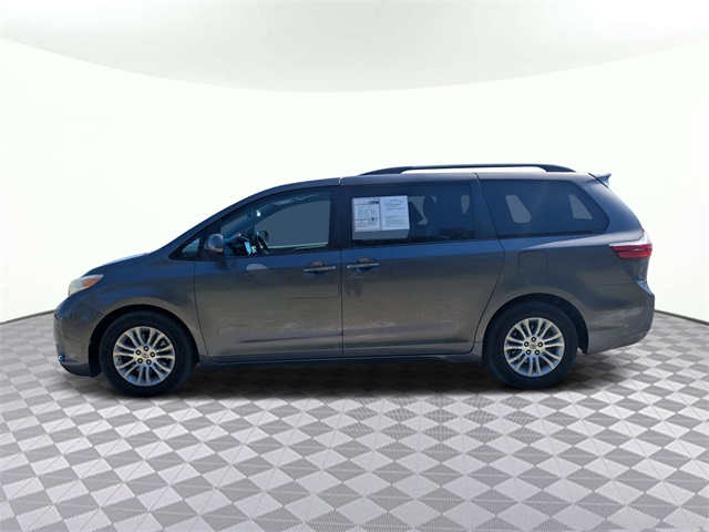 2016 Toyota Sienna XLE Image 9 of 31