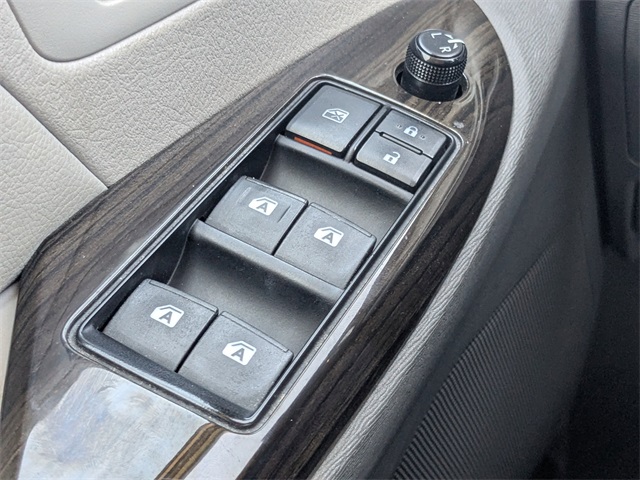 2016 Toyota Sienna XLE Image 23 of 31
