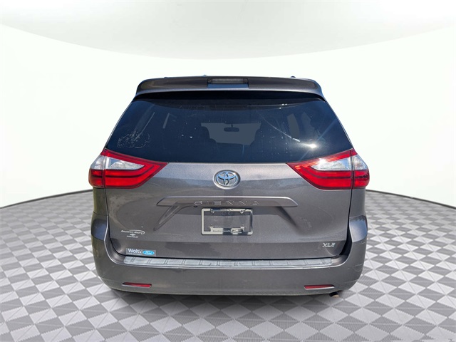 2016 Toyota Sienna XLE Image 7 of 31