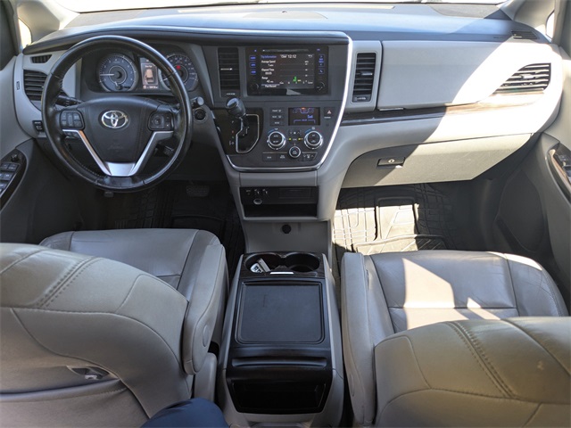 2016 Toyota Sienna XLE Image 14 of 31